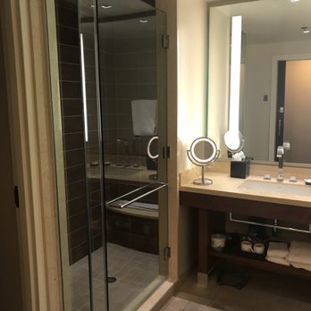 The Fox Tower - Foxwoods - Producer suite shower - Hotels Near Me - Mashantucket, Connecticut
