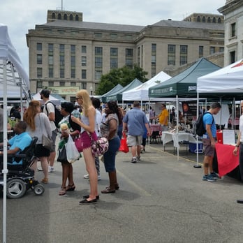 USDA Farmers Market - Imposing federal architecture in the backdrop - Farmers Market Near Me - Washington, DC, District of Columbia
