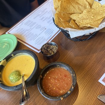 Matt's El Rancho - Bob Armstong Dip (meat on the side) - Mexican Near Me - Austin, Texas