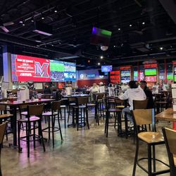 Puckers Sports Grill - Dining area