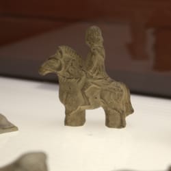 Römisch-Germanisches Museum - Spielzeugfiguren aus Ton, ehemals bunt bemalt und teilweise auf Rädern zum ziehen; Köln (Detail)