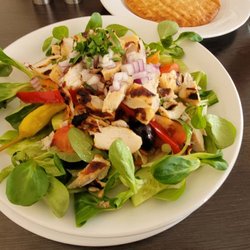 Afrodite Restaurant - Kotosalata, Salat mit Putenbruststreifen, Pitabrot und Sonnenblumenkerne.