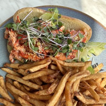 Resto de la Plage - Lobster roll - Seafood Near Me - Saint-Jean-d'Orléans, Quebec Resto de la Plage - Lobster roll - Seafood Near Me - Saint-Jean-d'Orléans, Quebec