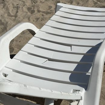 Kokomo's Restaurant - Cracked chair - Seafood Near Me - Old Lyme, Connecticut Kokomo's Restaurant - Cracked chair - Seafood Near Me - Old Lyme, Connecticut
