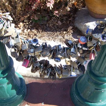 Lovers Lock - These chains are FULL! - Landmarks & Historical Buildings Near Me - Lovelock, Nevada