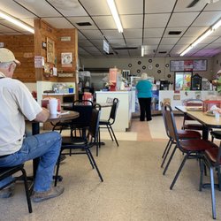 Brackett Burger & Shake - Dining room