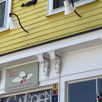 Flores Mantilla - Florists Near Me - Marblehead, Massachusetts Flores Mantilla - Florists Near Me - Marblehead, Massachusetts