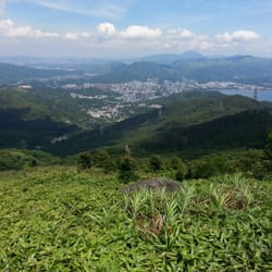 草山 - 從草山頂向西北看，可以看到深圳大陸。