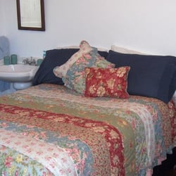 Antique Rose Inn Windham - The Country Rose Room has a Full size bed/single bed and features color cable flat screen television, free wifi, and full country breakfast.