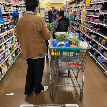 Fred Meyer - More than 30 people in line. One checker. Self checkout same thing - Grocery Near Me - Wilsonville, Oregon