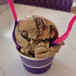 Apponaug Village Creamery - Kids scoop: Cappuccino Crunch