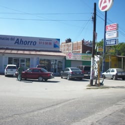 Farmacias del Ahorro - Fachada frontal y área de estacionamiento.