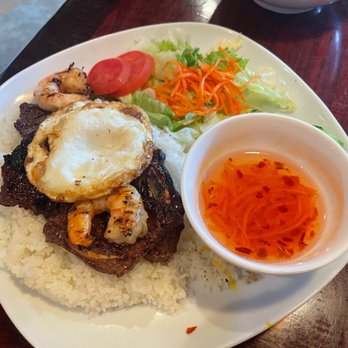 Huynh Restaurant - CỎM SỜN BÒ ÐẠI HÀN - Chargrilled beef short ribs, served with shrimp, fried egg and crushed rice - Vietnamese Near Me - Houston, Texas Huynh Restaurant - CỎM SỜN BÒ ÐẠI HÀN - Chargrilled beef short ribs, served with shrimp, fried egg and crushed rice - Vietnamese Near Me - Houston, Texas