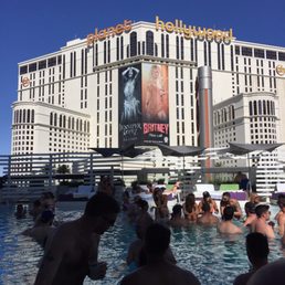 lounge chair view facing the strip & ph