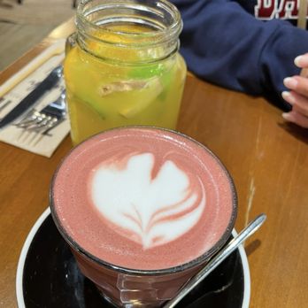 Zenith - Brunch & Cocktails - Lemonade and red velvet latte - Breakfast & Brunch Near Me - Porto, 13 Zenith - Brunch & Cocktails - Lemonade and red velvet latte - Breakfast & Brunch Near Me - Porto, 13