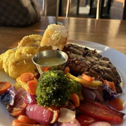 BBQ Chicken Plate (gf) with Mixed Veggies (gf) (ve) and Focaccia Bread & Scallion Sauce (ve) with Garlic Mashed Potatoes (gf) (v)mashed
