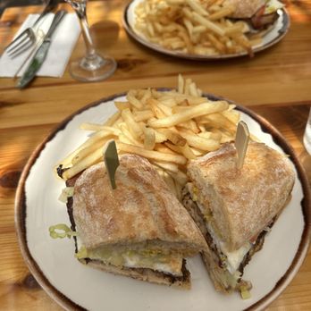 Haven Rooftop - chicken sandwich - Lounges Near Me - New York, New York Haven Rooftop - chicken sandwich - Lounges Near Me - New York, New York
