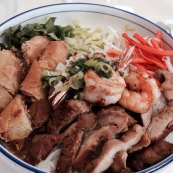 Le Paradis - Bbq chicken, shrimp and egg roll bun - Vietnamese Near Me - Hayward, California