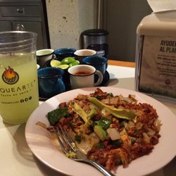 Buenísimo alambre de pastor con queso. Agua de pepino con limón. Que delicia!