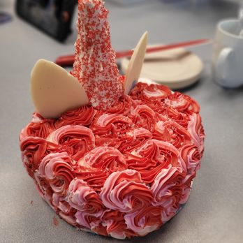 Baskin-Robbins - The cake after it was fixed - Ice Cream & Frozen Yogurt Near Me - Windsor, California Baskin-Robbins - The cake after it was fixed - Ice Cream & Frozen Yogurt Near Me - Windsor, California