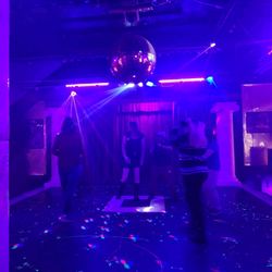 Club Cabaret - People getting jiggy on the dance floor!