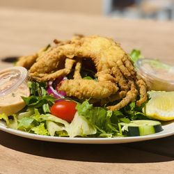 Peck's Old Port Cove - Excellent soft-shell crab appetizer & captains salad with 1000 Island dressing & fresh lemon :)...