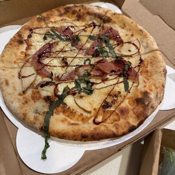 Southern Yankee Crafthouse - Pear & Bleu Pizza - Cocktail Bars Near Me - Houston, Texas
