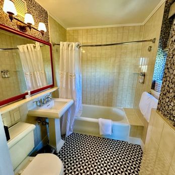 Graduate by Hilton Providence - Bathroom in the king suite - Hotels Near Me - Providence, Rhode Island Graduate by Hilton Providence - Bathroom in the king suite - Hotels Near Me - Providence, Rhode Island