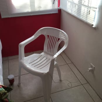 Palm Motel - The room is clean and sunny. The furniture is a bed and a plastic chair. - Hotels Near Me - Santa Monica, California Palm Motel - The room is clean and sunny. The furniture is a bed and a plastic chair. - Hotels Near Me - Santa Monica, California
