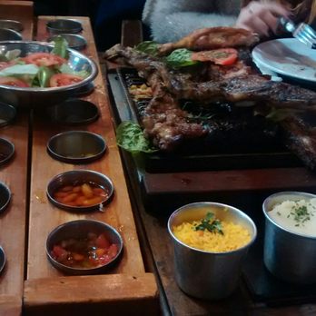 Abasto Grill - Parrilla x2, las cazuelitas que vienen con el servicio de mesa..y esos potes"los acompañamientos"..  Todo tamaño copetin - Steakhouses Near Me - Buenos Aires, C