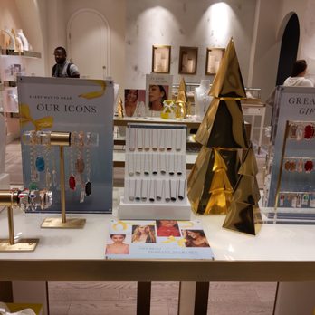 Kendra Scott - Kendra Scott (CWE/STL) - Yelp Influencer event Color Bar - Jewelry Near Me - St. Louis, Missouri
