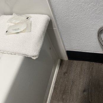Quality Inn & Suites - Bathroom - Hotels Near Me - Statesboro, Georgia Quality Inn & Suites - Bathroom - Hotels Near Me - Statesboro, Georgia