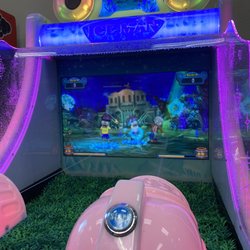 Chuck E. Cheese - Water shooting game