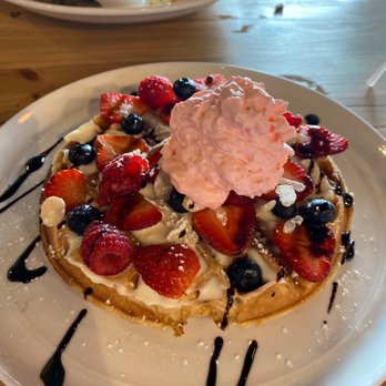 Avocato Cocina Creativa - Red fruit waffle - breakfast and dessert all in one - Mexican Near Me - Puerto Peñasco, SON