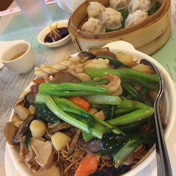 Fook Lam - House special chow mein alongside of a basket of Shanghainese soup dumplings - Dim Sum Near Me - Honolulu, Hawaii Fook Lam - House special chow mein alongside of a basket of Shanghainese soup dumplings - Dim Sum Near Me - Honolulu, Hawaii