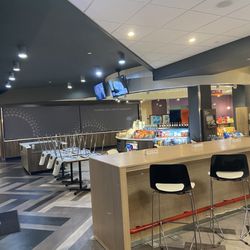 Tru by Hilton Lafayette River Ranch - Plenty of seating and small market