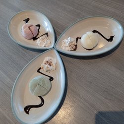 Noodoh Asian Fusion & Bar - Mochi (matcha, strawberry, vanilla)