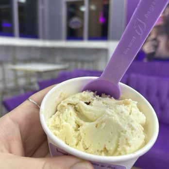 Violets Ice Cream Boutique - Banana Cream Pie Scoop - Ice Cream & Frozen Yogurt Near Me - Oviedo, Florida Violets Ice Cream Boutique - Banana Cream Pie Scoop - Ice Cream & Frozen Yogurt Near Me - Oviedo, Florida