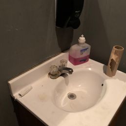 Dirty sink. Gross. Dirty sink. Gross.