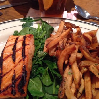Mimi's Cafe - Salmon and frites - American Near Me - Chesterfield, Missouri