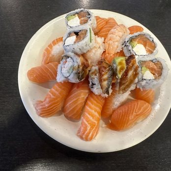 FuJi Buffet & Grill - Sushi - Salmon is fresh AF - Buffets Near Me - Glendale, California