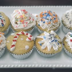 Sweet Minis Cake Bar - Self decorated cupcakes from our cupcake session