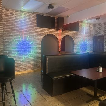 Adulis Bar & Restaurant - Eritrean Near Me - Houston, Texas