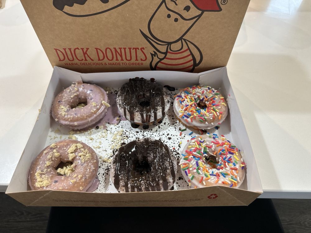 Duck Donuts Logo