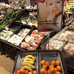 REWE Center - Kostenloses Obst für kleine Gäste, nicht mehr verkäuflich, aber immer noch gut. Eine richtig gute Idee.