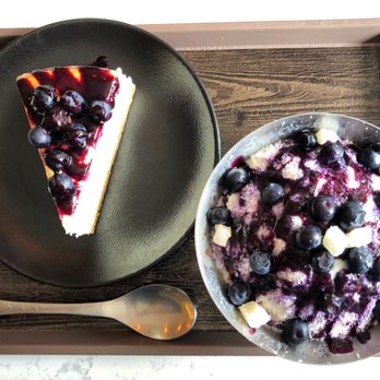 Dessert Cafe Momo - Blueberry bingsu with mochi (small), and blueberry cheesecake. - Desserts Near Me - Montreal, Quebec