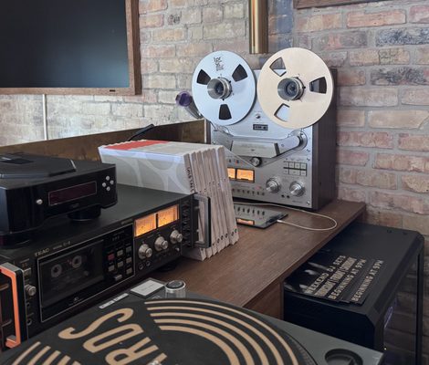 Howards Bar & Club by null