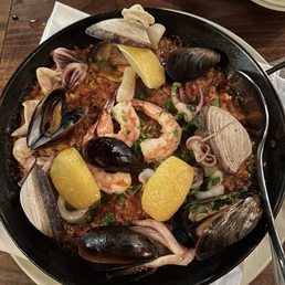 Paella de mariscos (half)