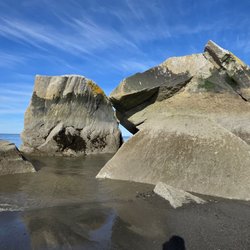 Clam Gulch Campground - Cool boulders in the middle of the beach