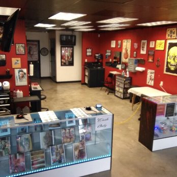 Featherhands Tattoos & Piercings - inside of the store - Piercing Near Me - Fort Worth, Texas Featherhands Tattoos & Piercings - inside of the store - Piercing Near Me - Fort Worth, Texas